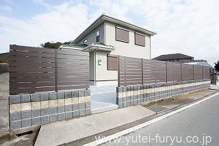 福岡県田川郡　広い敷地をメンテナンスフリーに。すっきり仕上げた新築外構